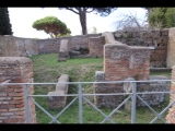 03036 ostia - castrum - decumanus maximus - caseggiato del portico delle mura del castrum (i,i,4) - zweiter laden - bli ri westen - 09-2022.jpg